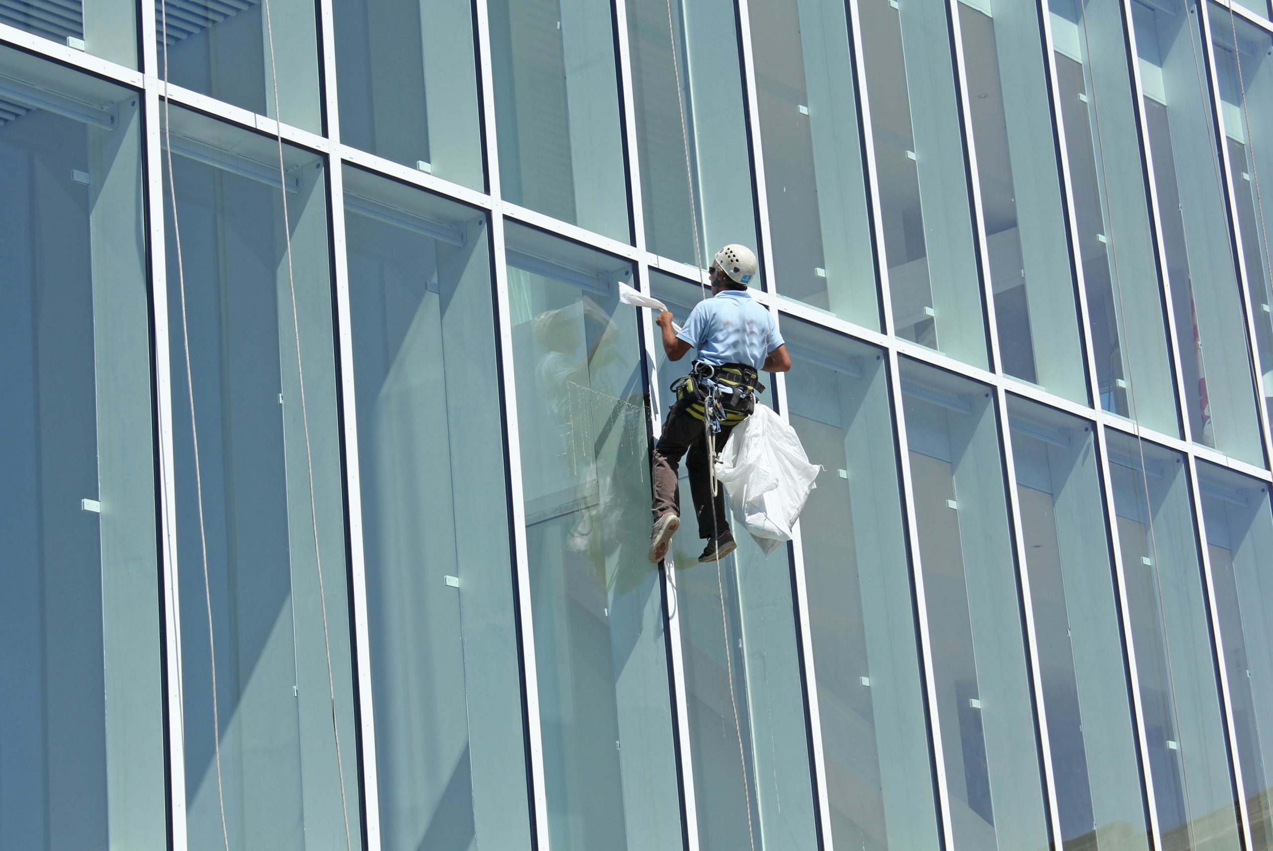 Pulizie dei vetri in quota per la pulizia di edifici o palazzi
